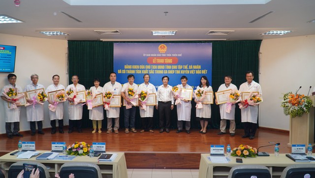 Chủ tịch UBND tỉnh Thừa Thiên Huế tặng bằng khen cho ê kíp ca ghép tim đặc biệt - Ảnh 1.