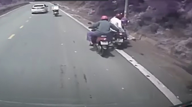 Anh Đinh Văn Chiến dũng cảm kéo xe máy bị mất phanh trên đường đèo Tam Đảo - Ảnh cắt từ clip