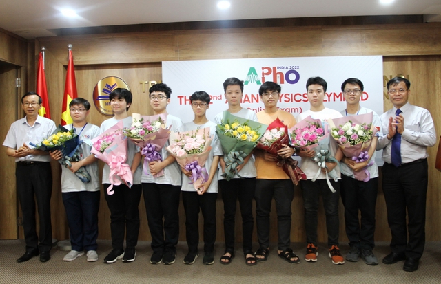 100% thành viên đội tuyển Việt Nam đoạt giải Olympic Vật lý quốc tế 2022  - Ảnh 1.