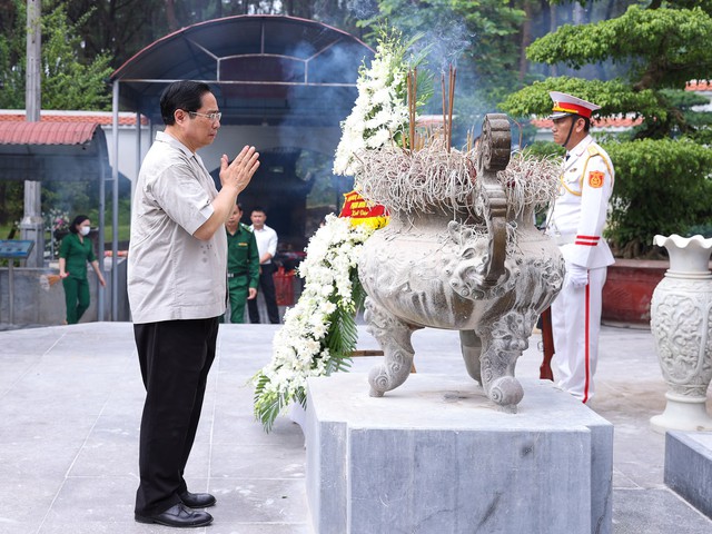 Thủ tướng Phạm Minh Chính dâng hương tại khu di tích Ngã ba Đồng Lộc - Ảnh 3.