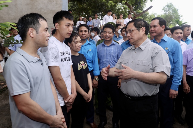 Thủ tướng thăm, tặng quà công nhân; kiểm tra thi công cây cầu huyết mạch tại Bắc Giang - Ảnh 1. Thủ tướng thăm, tặng quà công nhân; kiểm tra thi công cây cầu huyết mạch tại Bắc Giang - Ảnh 1.