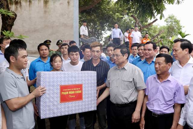 Thủ tướng thăm, tặng quà công nhân; kiểm tra thi công cây cầu huyết mạch tại Bắc Giang - Ảnh 2.
