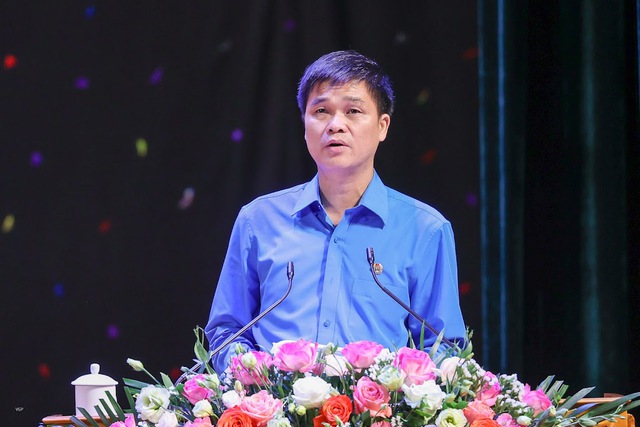 Phó Chủ tịch Tổng LĐLĐ Việt Nam Ngọ Duy Hiểu tổng hợp kiến nghị của công nhân lao động gửi tới Thủ tướng Chính phủ - Ảnh: VGP/Nhật Bắc.
