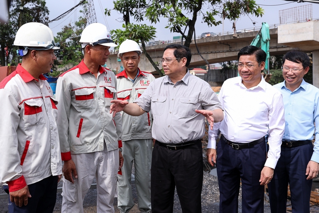 Thủ tướng thăm, tặng quà công nhân; kiểm tra thi công cây cầu huyết mạch tại Bắc Giang - Ảnh 8.