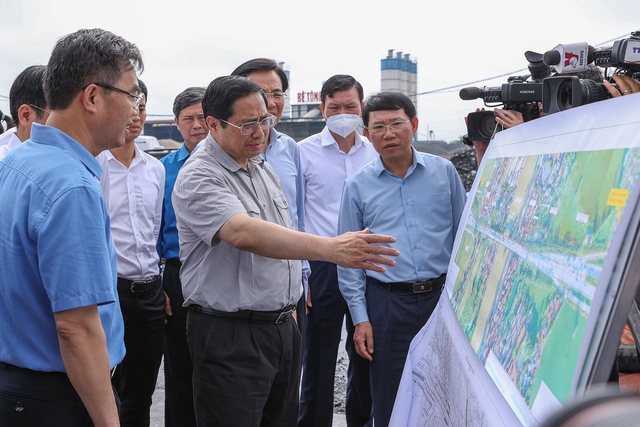 Thủ tướng thăm, tặng quà công nhân; kiểm tra thi công cây cầu huyết mạch tại Bắc Giang - Ảnh 6.