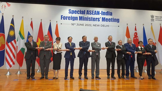Ấn Độ ủng hộ lập trường nguyên tắc của ASEAN về Biển Đông - Ảnh 1.