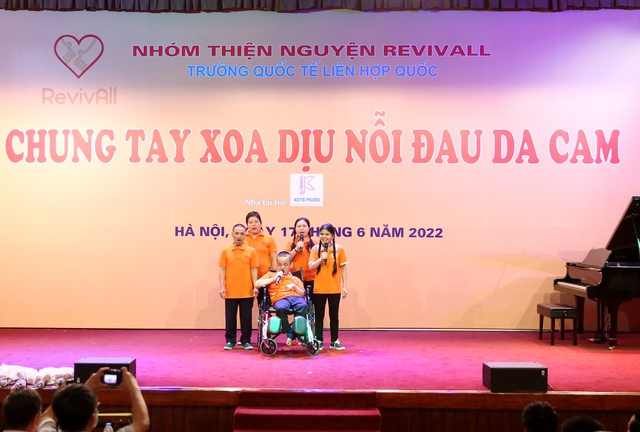 Tiếp thêm niềm tin và nghị lực cho các nạn nhân da cam - Ảnh 2. Tiếp thêm niềm tin và nghị lực cho các nạn nhân da cam - Ảnh 2.