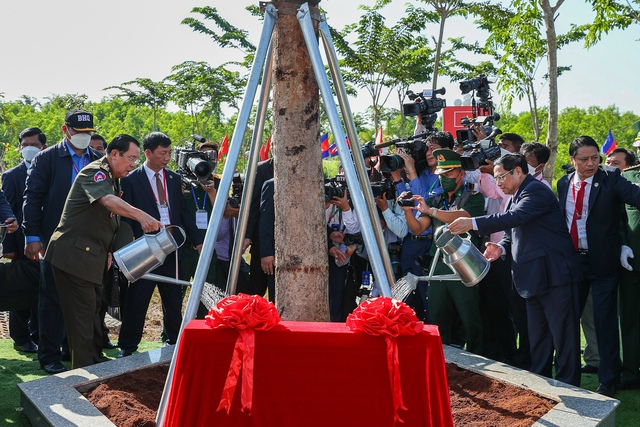 Thủ tướng Campuchia: Luôn ghi nhớ sự giúp đỡ của Việt Nam trên hành trình lật đổ chế độ diệt chủng Pol Pot - Ảnh 2.