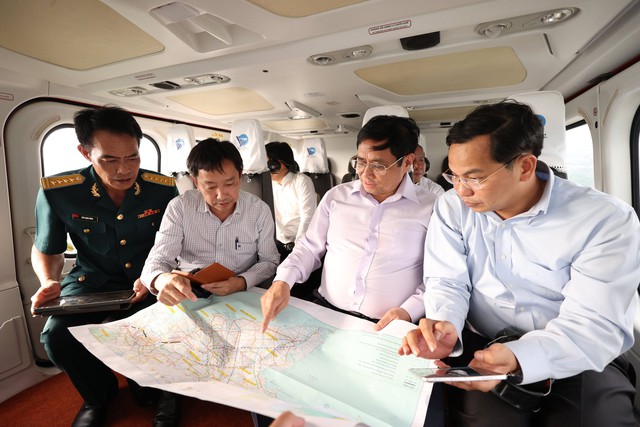 Chùm ảnh: Thủ tướng khảo sát Đồng bằng sông Cửu Long từ trên cao - Ảnh 3.
