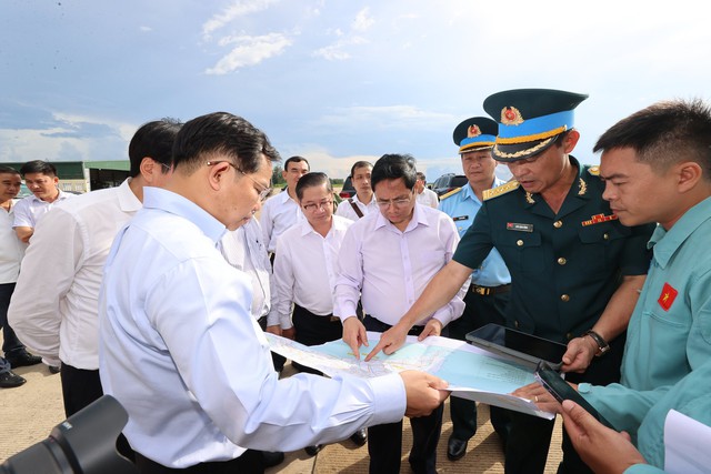 Chùm ảnh: Thủ tướng khảo sát hướng tuyến 2 cao tốc tại ĐBSCL bằng trực thăng - Ảnh 6.