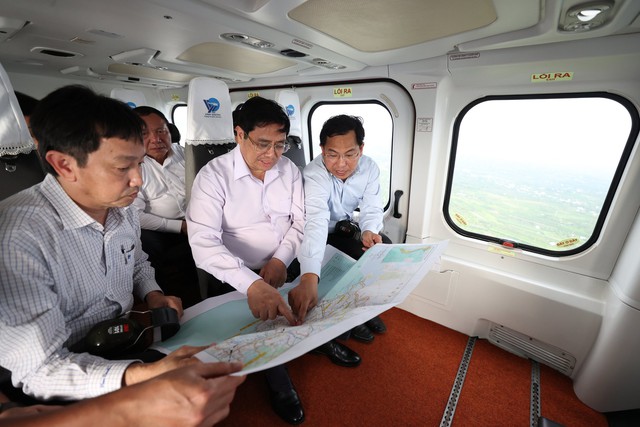 Chùm ảnh: Thủ tướng khảo sát hướng tuyến 2 cao tốc tại ĐBSCL bằng trực thăng - Ảnh 5.