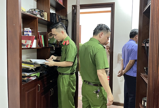 Bắt tạm giam 2 cựu Phó Chủ tịch UBND tỉnh Lào Cai - Ảnh 1.