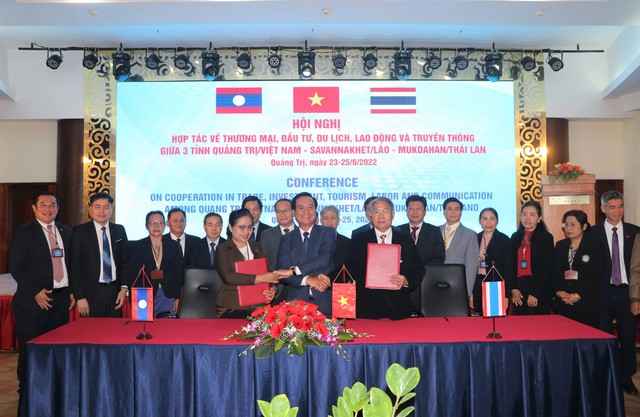 Quảng Trị-Savannakhet-Mukdahan tăng cường hợp tác thương mại, đầu tư - Ảnh 1.