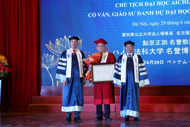 Đại học Luật Hà Nội trao bằng Tiến sĩ danh dự cho GS. Masanori Aikyo   - Ảnh 1.