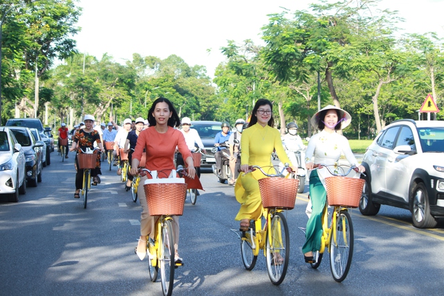 Lãnh đạo tỉnh Thừa Thiên Huế trải nghiệm hệ thống xe đạp công cộng - Ảnh 3.