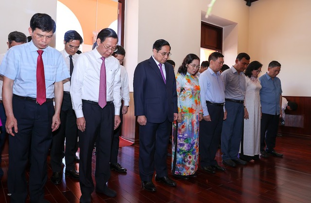 Thủ tướng Phạm Minh Chính và các đại biểu tưởng nhớ Chủ tịch Hồ Chí Minh. Ảnh: VGP/Nhật Bắc 