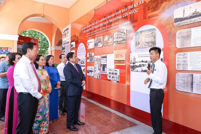 Thủ tướng dâng hương tưởng nhớ Chủ tịch Hồ Chí Minh, kỷ niệm 111 năm Ngày Người ra đi tìm đường cứu nước - Ảnh 4.