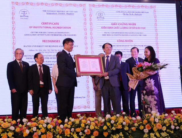 Trường ĐH Kinh doanh và Công nghệ Hà Nội: Đạt chuẩn kiểm định chất lượng giáo dục - Ảnh 1. Trường ĐH Kinh doanh và Công nghệ Hà Nội: Đạt chuẩn kiểm định chất lượng giáo dục - Ảnh 1.