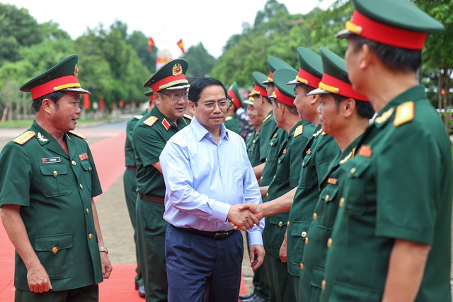 Thủ tướng thăm lực lượng vũ trang tỉnh Đắk Lắk, yêu cầu luôn sẵn sàng chiến đấu ở mức cao nhất - Ảnh 6. Thủ tướng thăm lực lượng vũ trang tỉnh Đắk Lắk, yêu cầu luôn sẵn sàng chiến đấu ở mức cao nhất - Ảnh 6.