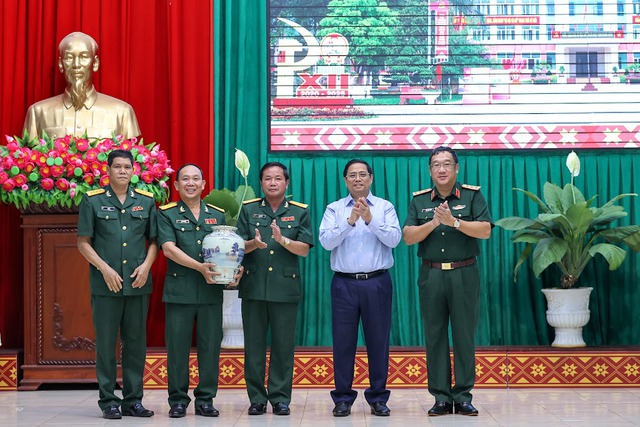 Thủ tướng thăm lực lượng vũ trang tỉnh Đắk Lắk, yêu cầu luôn sẵn sàng chiến đấu ở mức cao nhất - Ảnh 9.