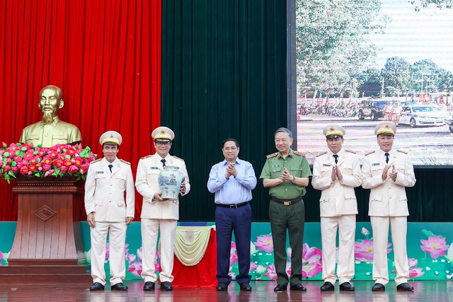 Thủ tướng thăm lực lượng vũ trang tỉnh Đắk Lắk, yêu cầu luôn sẵn sàng chiến đấu ở mức cao nhất - Ảnh 4.