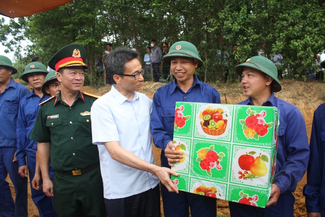 Phó Thủ tướng Vũ Đức Đam thăm lực lượng tìm kiếm hài cốt liệt sĩ tại chiến khu Ba Lòng - Ảnh 5. Phó Thủ tướng Vũ Đức Đam thăm lực lượng tìm kiếm hài cốt liệt sĩ tại chiến khu Ba Lòng - Ảnh 5.