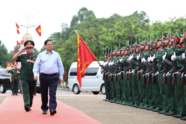 Thủ tướng thăm lực lượng vũ trang tỉnh Đắk Lắk, yêu cầu luôn sẵn sàng chiến đấu ở mức cao nhất - Ảnh 1.