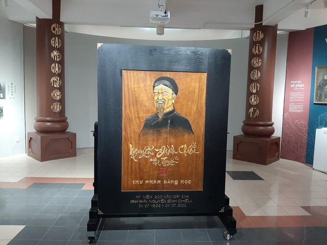 Sách thư pháp 'Nguyễn Đình Chiểu thi tuyển' lập kỷ lục thế giới - Ảnh 1. Sách thư pháp 'Nguyễn Đình Chiểu thi tuyển' lập kỷ lục thế giới - Ảnh 1.