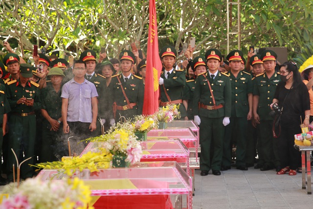 Tổ chức trang trọng lễ truy điệu, an táng hài cốt liệt sĩ tại Nghĩa trang Liệt sĩ quốc gia Vị Xuyên - Ảnh 5.