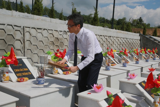 Tổ chức trang trọng lễ truy điệu, an táng hài cốt liệt sĩ tại Nghĩa trang Liệt sĩ quốc gia Vị Xuyên - Ảnh 8.