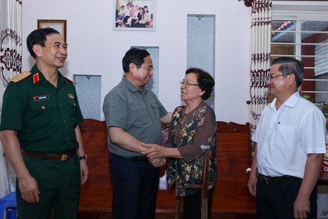 Thủ tướng khảo sát công trình giao thông trọng điểm, thăm gia đình chính sách tại Cần Thơ - Ảnh 4.