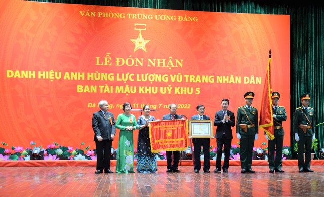 Ban Tài mậu Khu ủy Khu 5 đón nhận Danh hiệu Anh hùng Lực lượng vũ trang Nhân dân - Ảnh 2.