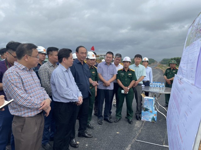 Cao tốc Cam Lộ-La Sơn: Khắc phục khó khăn, giữ nguyên cam kết hoàn thành trong năm 2022 - Ảnh 2.