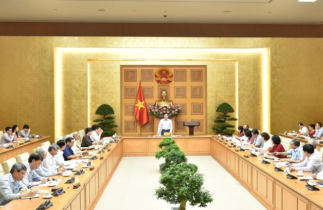 Phó Thủ tướng Lê Minh Khái: Nghiên cứu các phương án giảm thuế để hỗ trợ người dân, doanh nghiệp - Ảnh 1.
