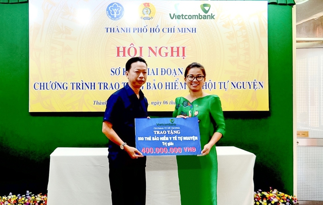 Vietcombank TPHCM ủng hộ 2,2 tỷ đồng hỗ trợ người lao động khó khăn trên địa bàn - Ảnh 2.