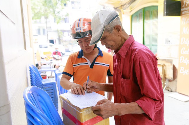 Mạo danh nhân viên bưu tá, nhân viên EMS lừa đảo khách hàng - Ảnh 2.