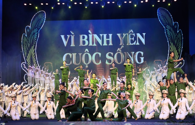 Thủ tướng: Cảnh sát nhân dân Việt Nam viết tiếp những bản anh hùng ca chiến thắng của thời kỳ mới * - Ảnh 2.