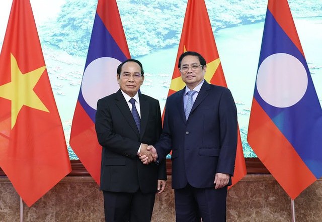 Thủ tướng: Đưa hợp tác kinh tế Việt Nam - Lào phát triển xứng tầm với quan hệ chính trị đặc biệt - Ảnh 1.