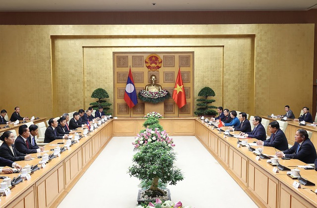 Thủ tướng: Đưa hợp tác kinh tế Việt Nam - Lào phát triển xứng tầm với quan hệ chính trị đặc biệt - Ảnh 4.