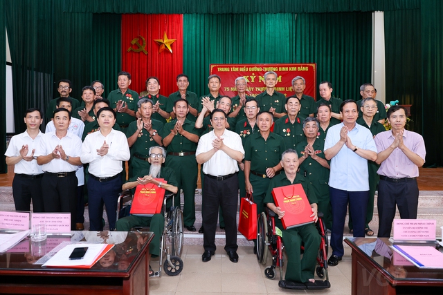 Chùm ảnh: Thủ tướng tặng quà, tri ân Mẹ Việt Nam anh hùng, các thương binh và gia đình chính sách - Ảnh 9.