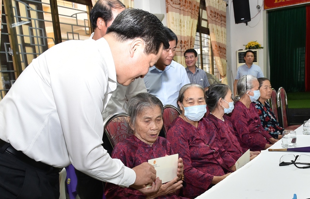 Đồng chí Lê Minh Khái tặng quà, tri ân người có công, gia đình chính sách - Ảnh 3.