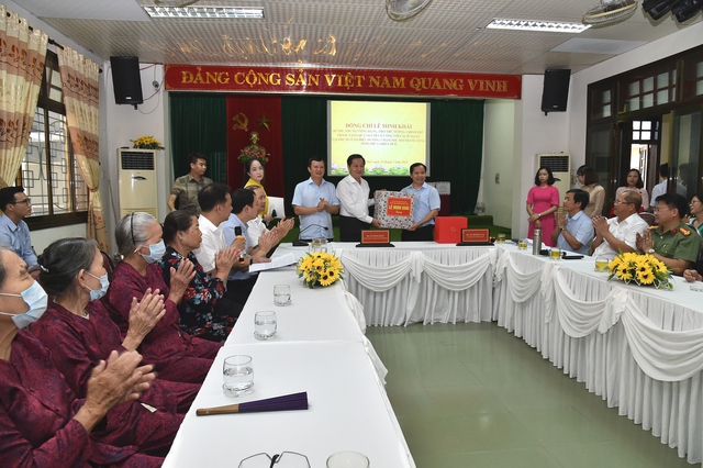 Đồng chí Lê Minh Khái tặng quà, tri ân người có công, gia đình chính sách - Ảnh 5.