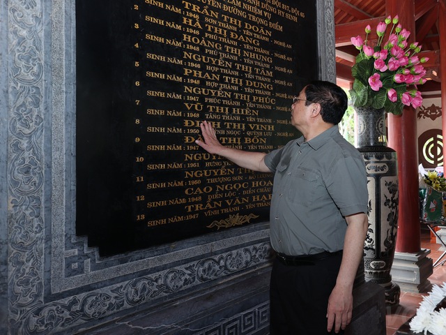 Thủ tướng dâng hương tưởng niệm Chủ tịch Hồ Chí Minh, tri ân anh hùng, liệt sĩ tại các ‘địa chỉ đỏ’ ở Nghệ An - Ảnh 10.