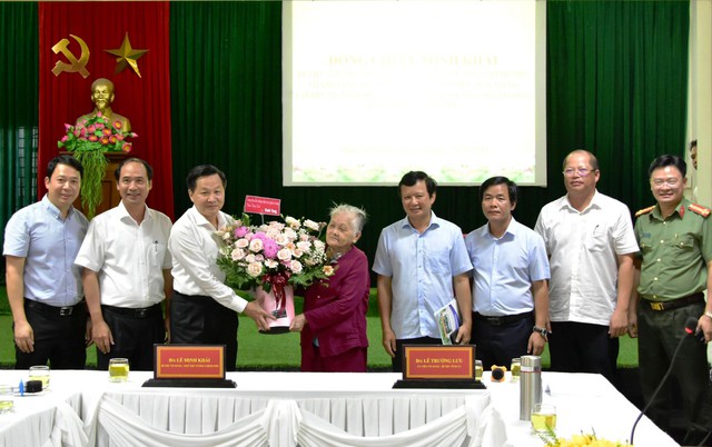 Đồng chí Lê Minh Khái tặng quà, tri ân người có công, gia đình chính sách - Ảnh 4.
