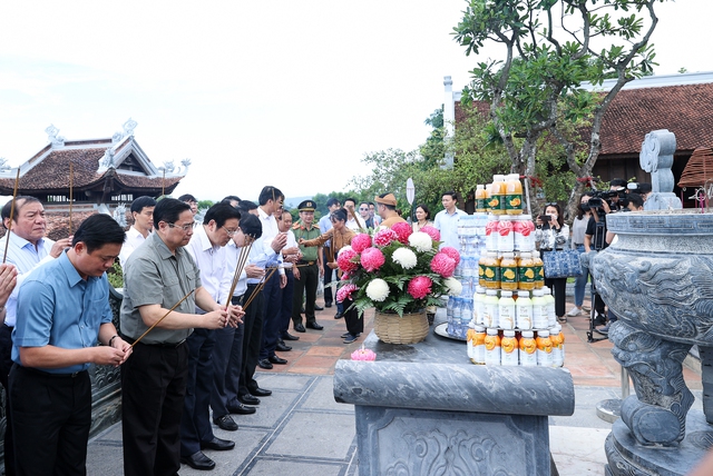 Thủ tướng dâng hương tưởng niệm Chủ tịch Hồ Chí Minh, tri ân anh hùng, liệt sĩ tại các ‘địa chỉ đỏ’ ở Nghệ An - Ảnh 5.