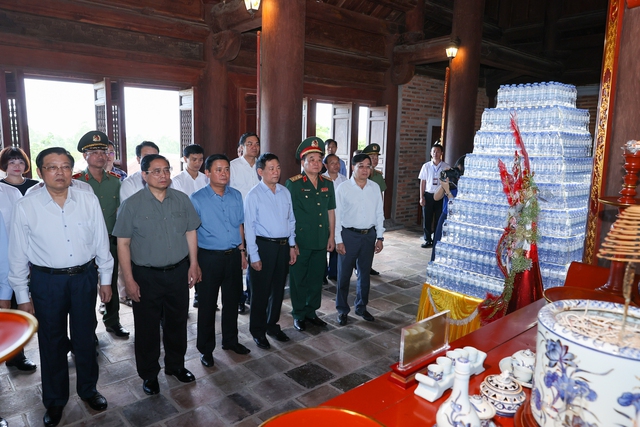 Thủ tướng dâng hương tưởng niệm Chủ tịch Hồ Chí Minh, tri ân anh hùng, liệt sĩ tại các ‘địa chỉ đỏ’ ở Nghệ An - Ảnh 7.