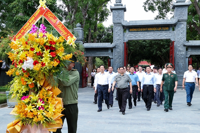 Thủ tướng dâng hương tưởng niệm Chủ tịch Hồ Chí Minh, tri ân anh hùng, liệt sĩ tại các ‘địa chỉ đỏ’ ở Nghệ An - Ảnh 1.