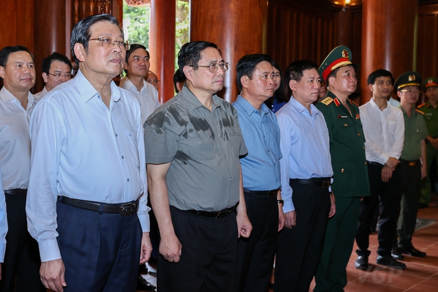 Thủ tướng dâng hương tưởng niệm Chủ tịch Hồ Chí Minh, tri ân anh hùng, liệt sĩ tại các ‘địa chỉ đỏ’ ở Nghệ An - Ảnh 2.