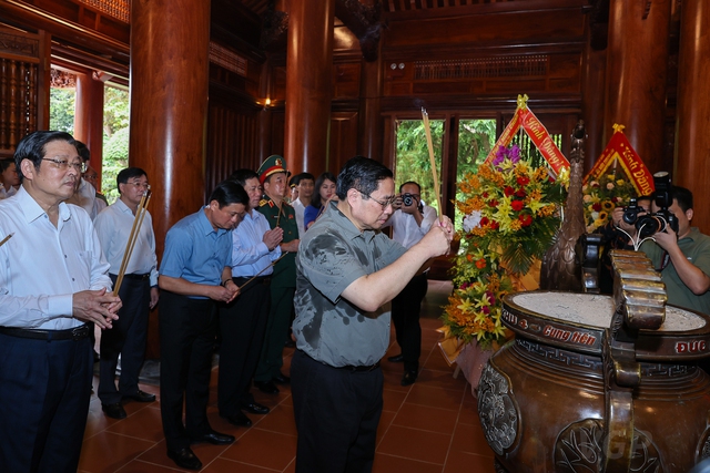 Thủ tướng dâng hương tưởng niệm Chủ tịch Hồ Chí Minh, tri ân anh hùng, liệt sĩ tại các ‘địa chỉ đỏ’ ở Nghệ An - Ảnh 4.
