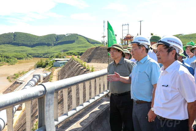 Thủ tướng khảo sát dự án thủy nông lớn nhất Nghệ An đang chậm tiến độ - Ảnh 1.